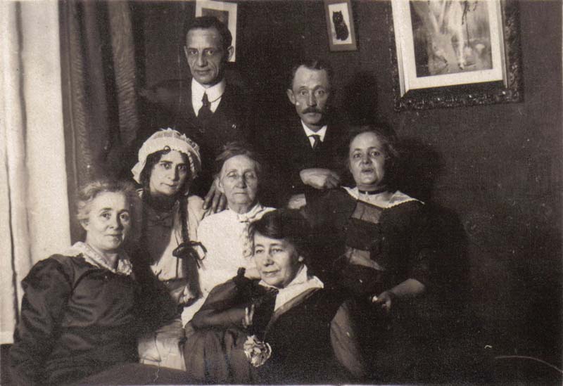 Edwin_with_his_mother_and_siblings