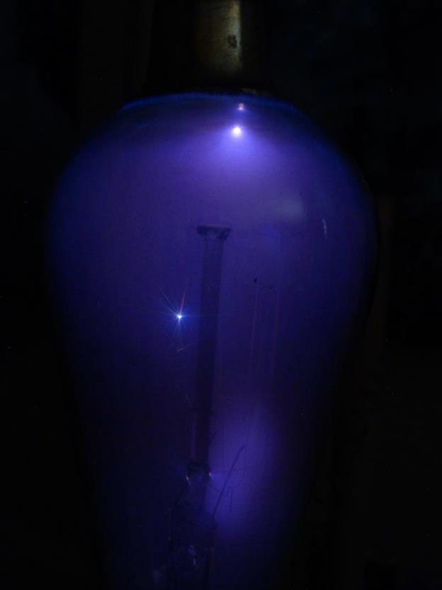 http://www.electrotherapymuseum.com/2010/WirelessLamps2/DSC09315.JPG